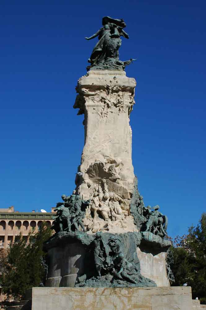 Zaragoza 68 - palacio de la Aljafería - monumento a los Sitios.jpg